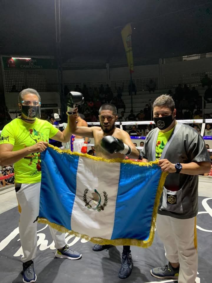 Manuel Méndez celebrando su victoria con la bandera de Guatemala